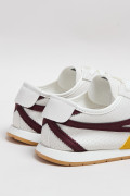 Tenis unicolores casuales con texturas perforadas y diseños
