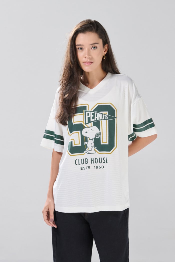 Camiseta crema cuello redondo con diseño de Snoopy
