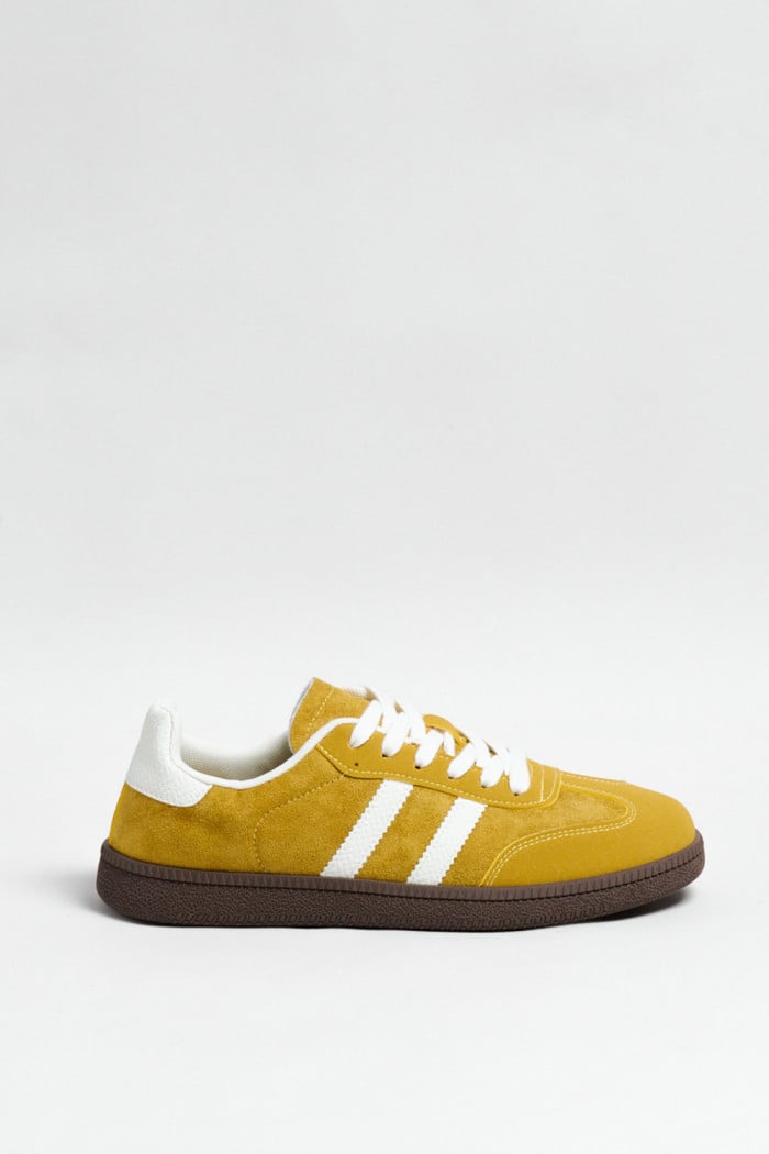 Tenis casuales unicolores con diseños blancos localizados
