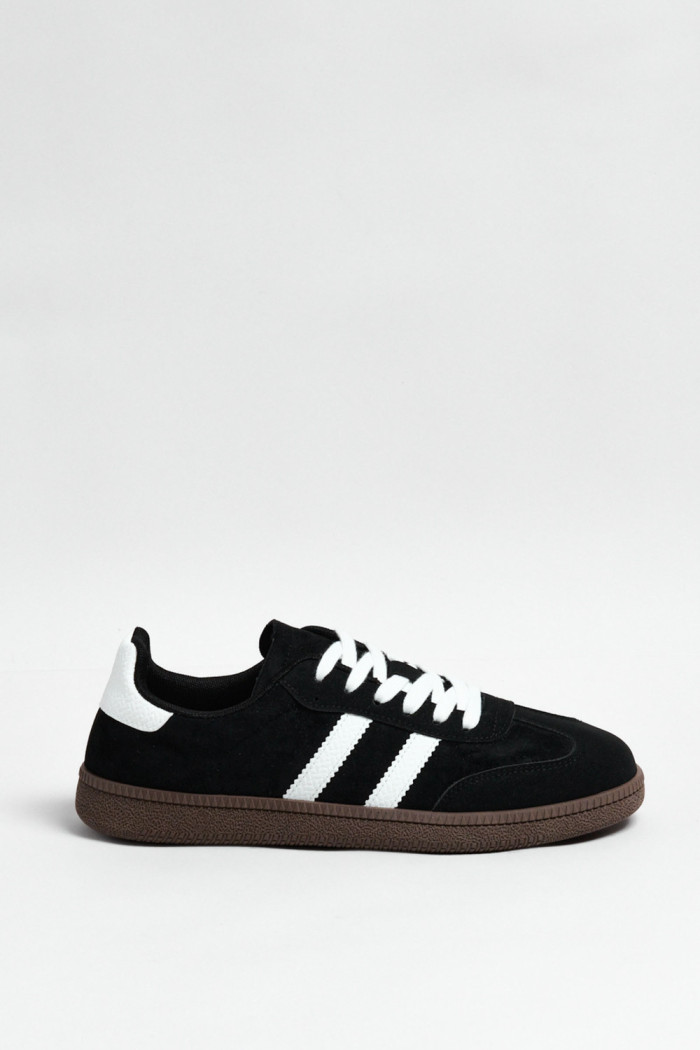 Tenis casuales unicolores con diseños blancos localizados
