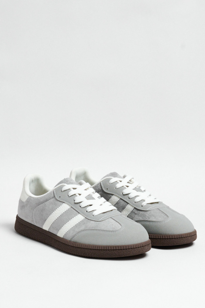 Tenis casuales unicolores con diseños blancos localizados
