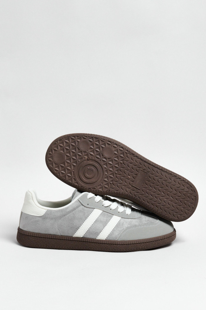 Tenis casuales unicolores con diseños blancos localizados
