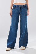 Jean azul oscuro open leg con bota ancha y tiro bajo
