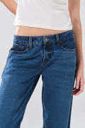 Jean azul oscuro open leg con bota ancha y tiro bajo
