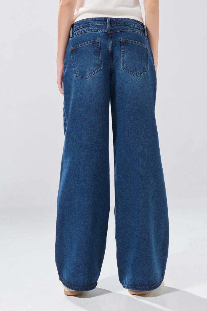 Jean azul oscuro open leg con bota ancha y tiro bajo
