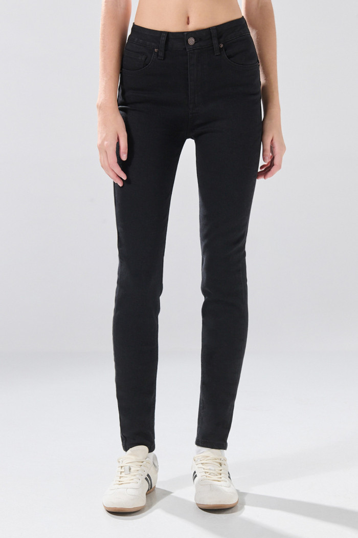 Jean negro push up con botón, realce posterior y tiro alto
