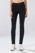 Jean negro push up con botón, realce posterior y tiro alto
