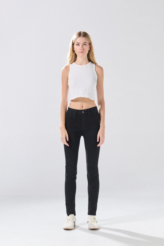 Jean negro push up con botón, realce posterior y tiro alto
