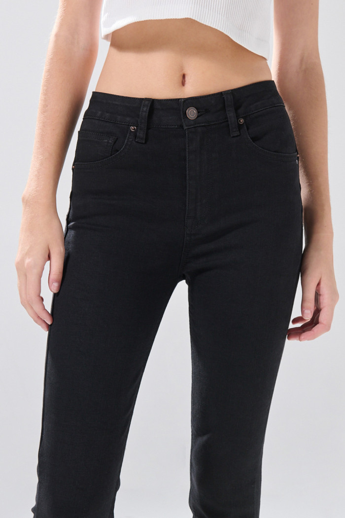 Jean negro push up con botón, realce posterior y tiro alto
