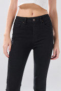 Jean negro push up con botón, realce posterior y tiro alto
