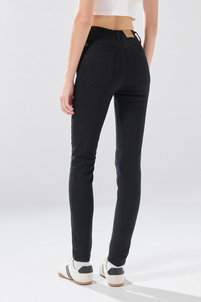 Jean negro push up con botón, realce posterior y tiro alto
