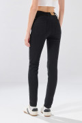 Jean negro push up con botón, realce posterior y tiro alto
