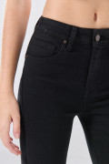 Jean negro push up con botón, realce posterior y tiro alto
