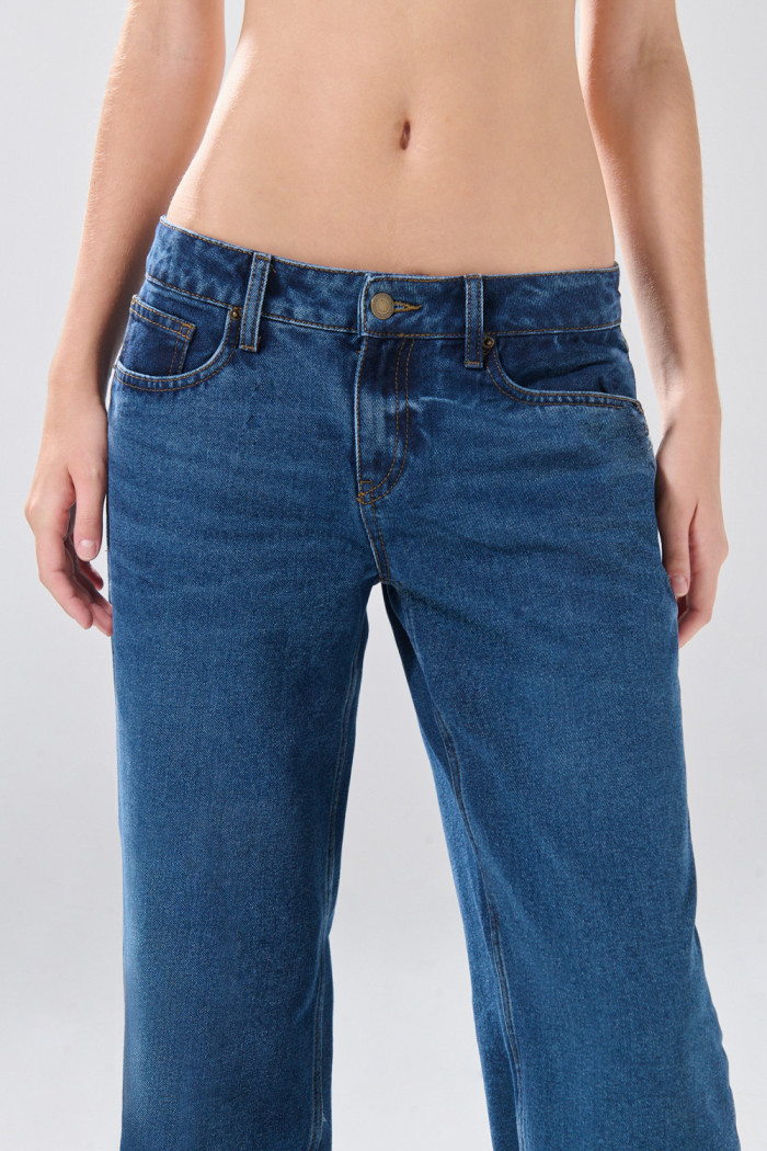 Jean infaltables azul oscuro open leg con bota ancha
