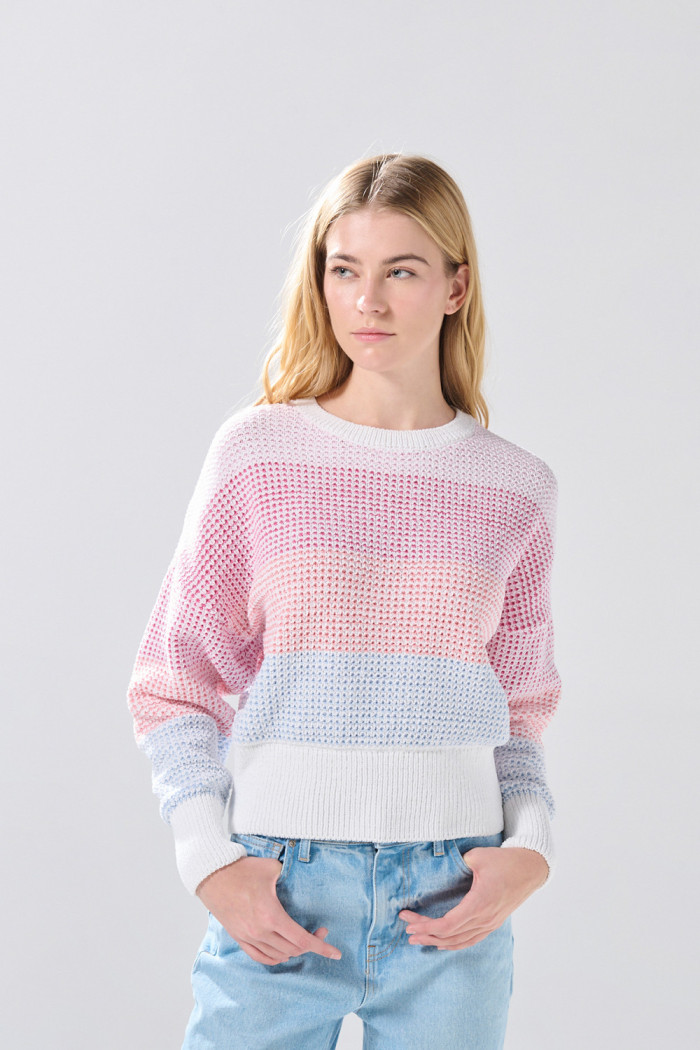 Suéter cuello redondo crema con franjas coloridas

