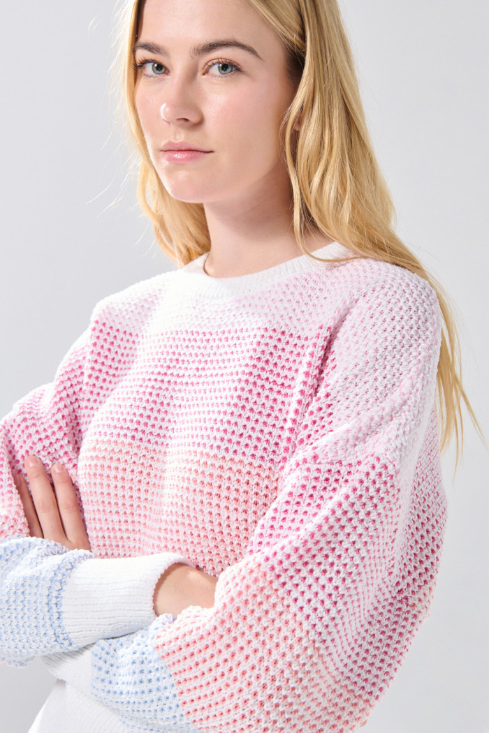 Suéter cuello redondo crema con franjas coloridas
