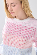 Suéter cuello redondo crema con franjas coloridas
