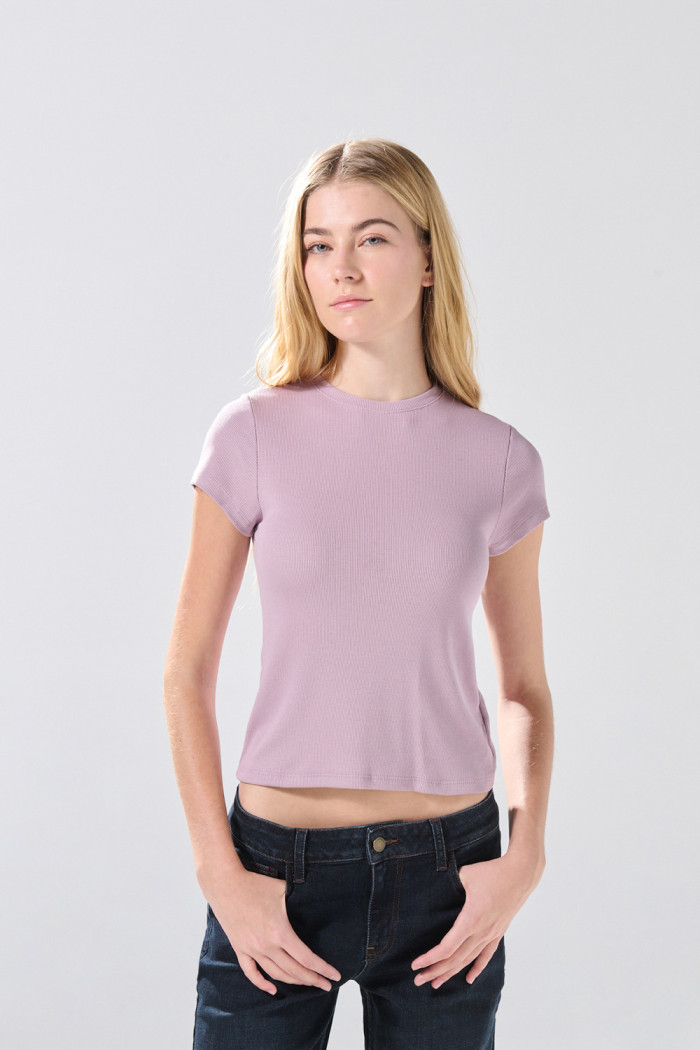 Camiseta unicolor en rib infaltables con cuello redondo
