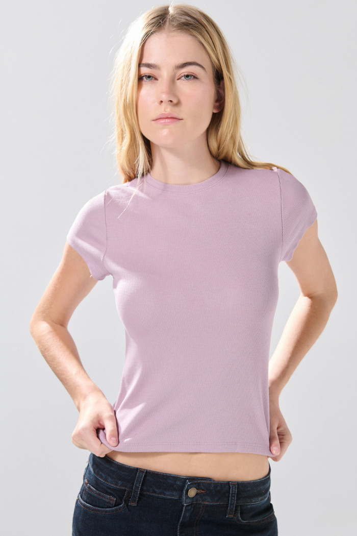 Camiseta unicolor en rib infaltables con cuello redondo
