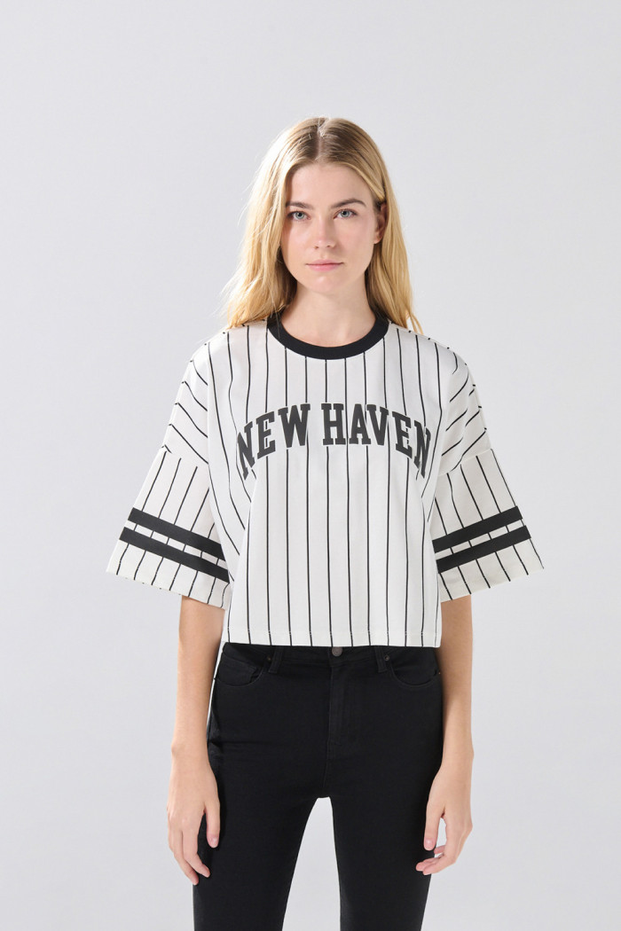Camiseta crop top oversize a rayas crema con diseño college
