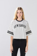 Camiseta crop top oversize a rayas crema con diseño college
