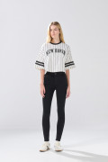 Camiseta crop top oversize a rayas crema con diseño college

