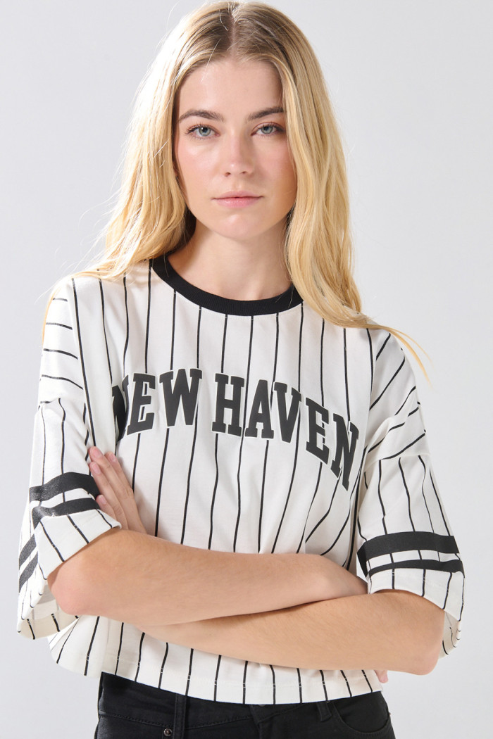 Camiseta crop top oversize a rayas crema con diseño college
