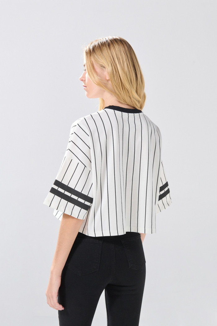 Camiseta crop top oversize a rayas crema con diseño college
