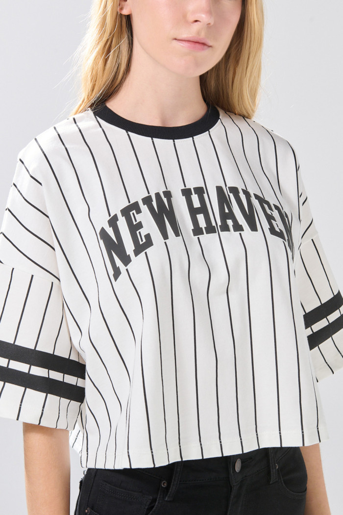 Camiseta crop top oversize a rayas crema con diseño college
