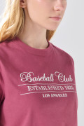 Camiseta rosada cuello redondo en algodón con arte college
