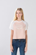 Camiseta crop top rosada college con manga ranglan
