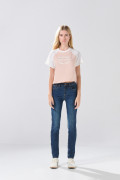 Camiseta crop top rosada college con manga ranglan
