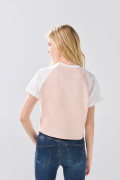 Camiseta crop top rosada college con manga ranglan
