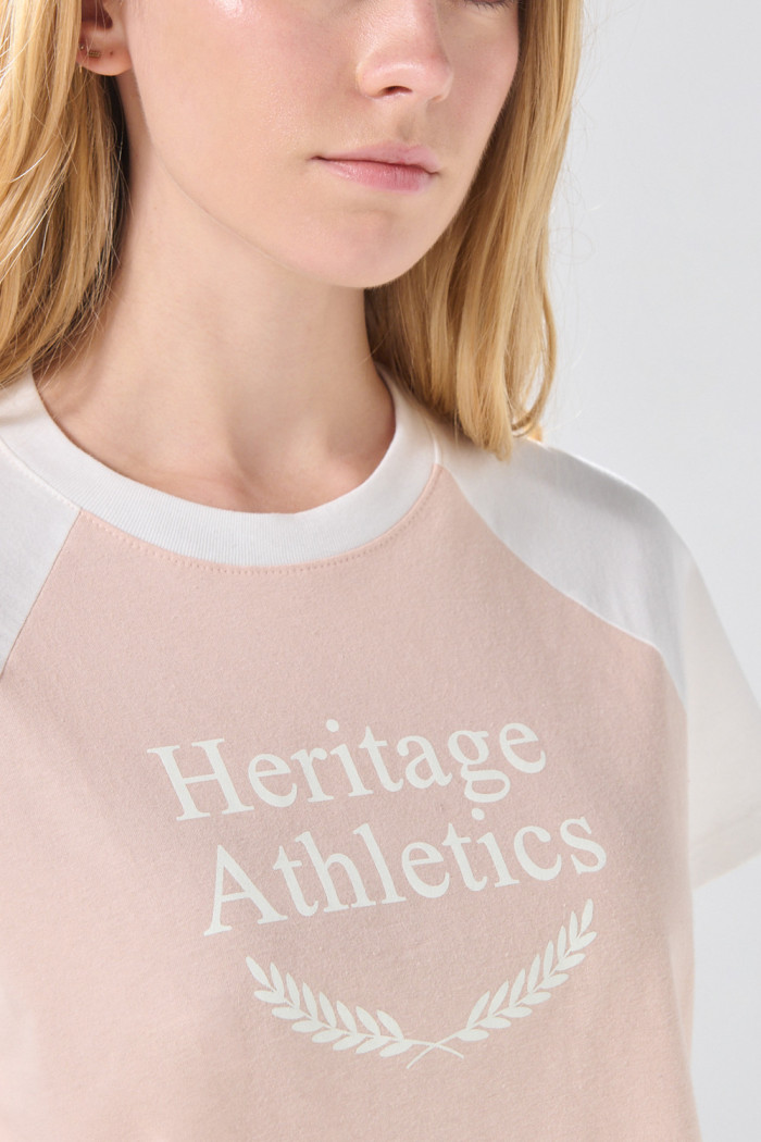 Camiseta crop top rosada college con manga ranglan
