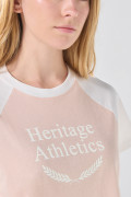 Camiseta crop top rosada college con manga ranglan
