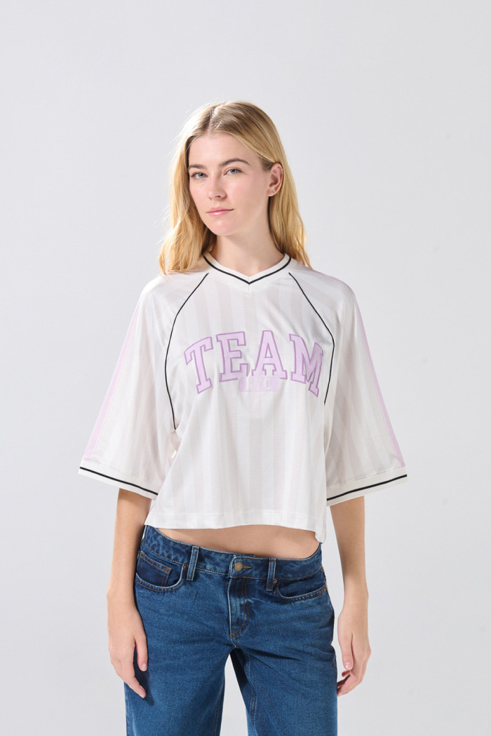 Camiseta crema crop top oversize a rayas con arte college
