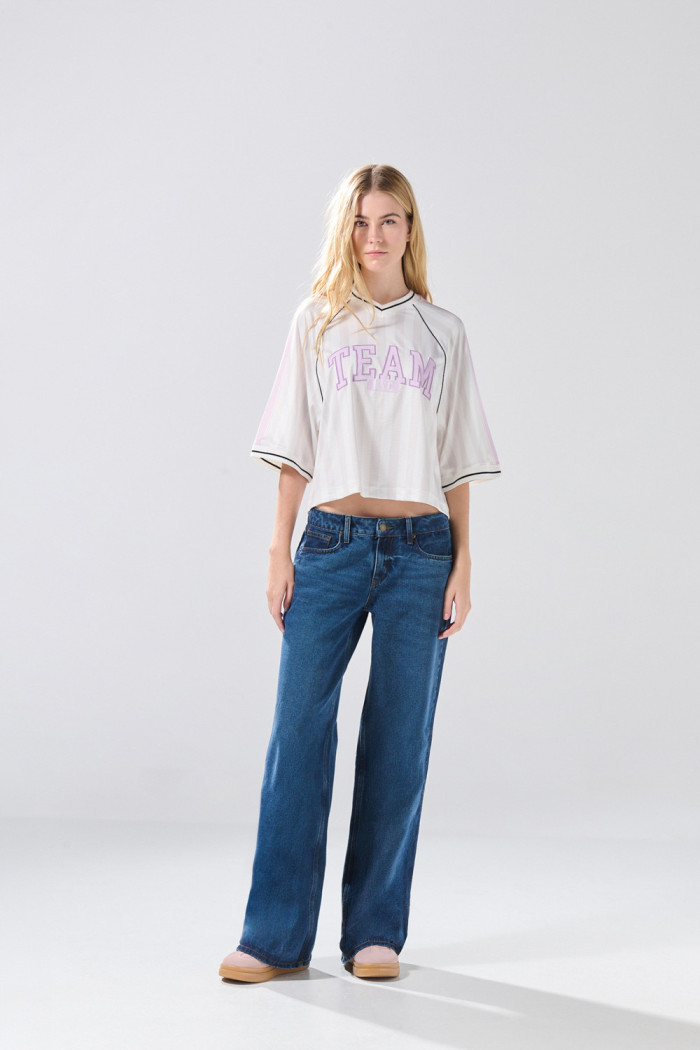 Camiseta crema crop top oversize a rayas con arte college
