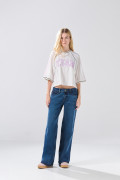 Camiseta crema crop top oversize a rayas con arte college
