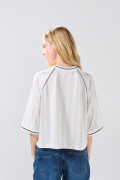 Camiseta crema crop top oversize a rayas con arte college
