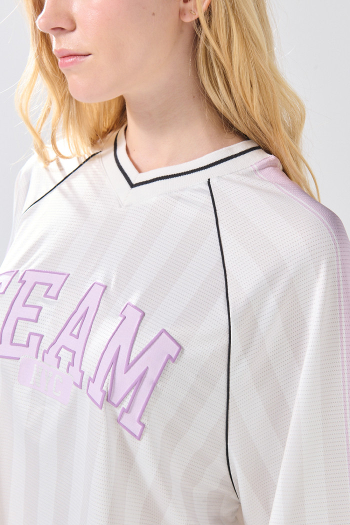 Camiseta crema crop top oversize a rayas con arte college
