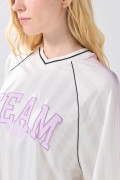 Camiseta crema crop top oversize a rayas con arte college
