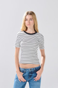 Camiseta crema clara con diseños de rayas y manga corta

