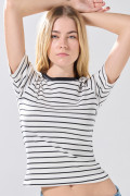Camiseta crema clara con diseños de rayas y manga corta
