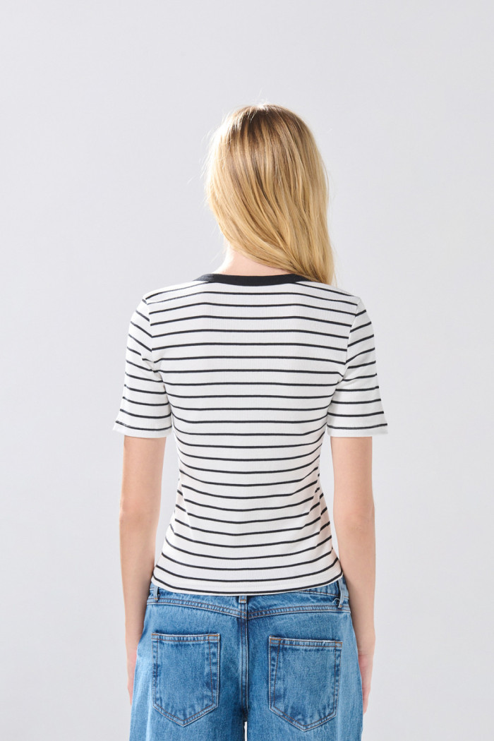 Camiseta crema clara con diseños de rayas y manga corta
