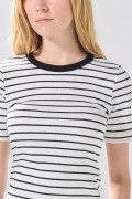 Camiseta crema clara con diseños de rayas y manga corta
