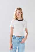 Camiseta manga corta crema con cuello redondo negro

