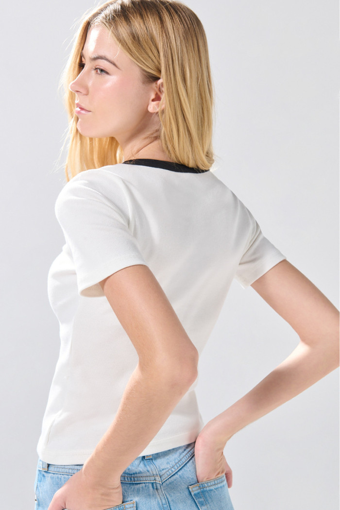 Camiseta manga corta crema con cuello redondo negro
