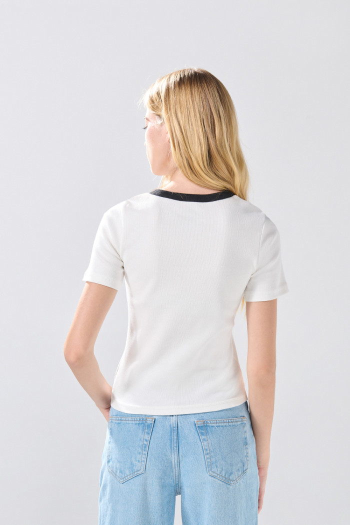 Camiseta manga corta crema con cuello redondo negro
