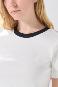 Camiseta manga corta crema con cuello redondo negro
