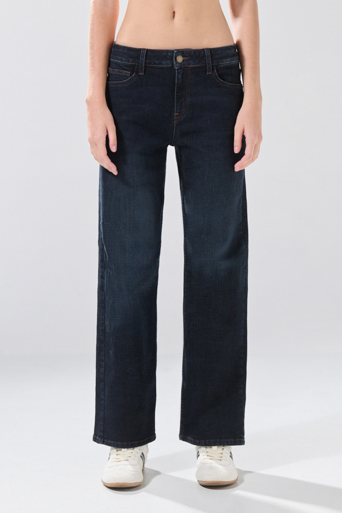 Jean infaltables straight leg azul intenso con bota recta
